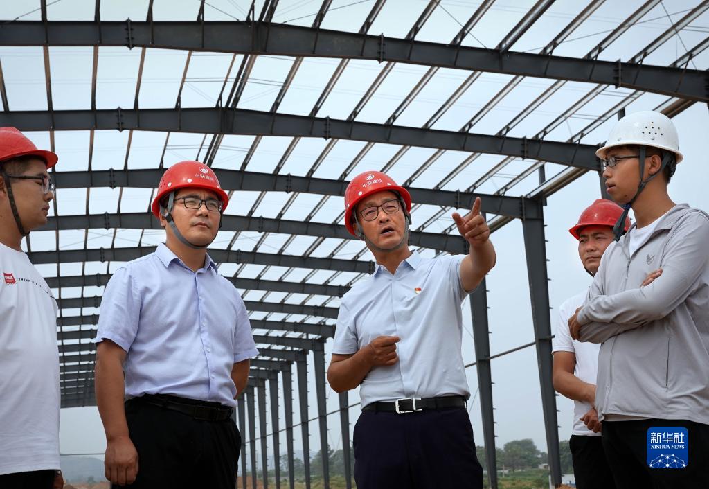 　　在河南省辉县市张村乡裴寨村，裴春亮（中）在了解产业园的建设情况（9月8日摄）。新华社记者 李安 摄