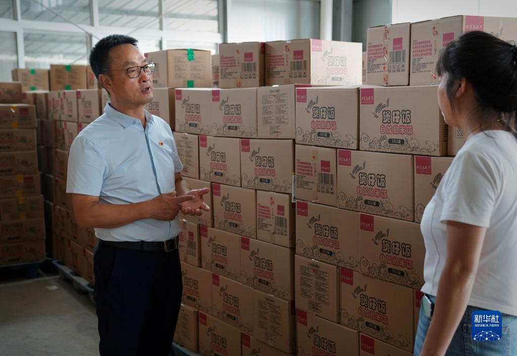 　　在河南省辉县市张村乡裴寨村，裴春亮（左）在一家食品加工厂了解生产情况（9月8日摄）。新华社记者 李安 摄